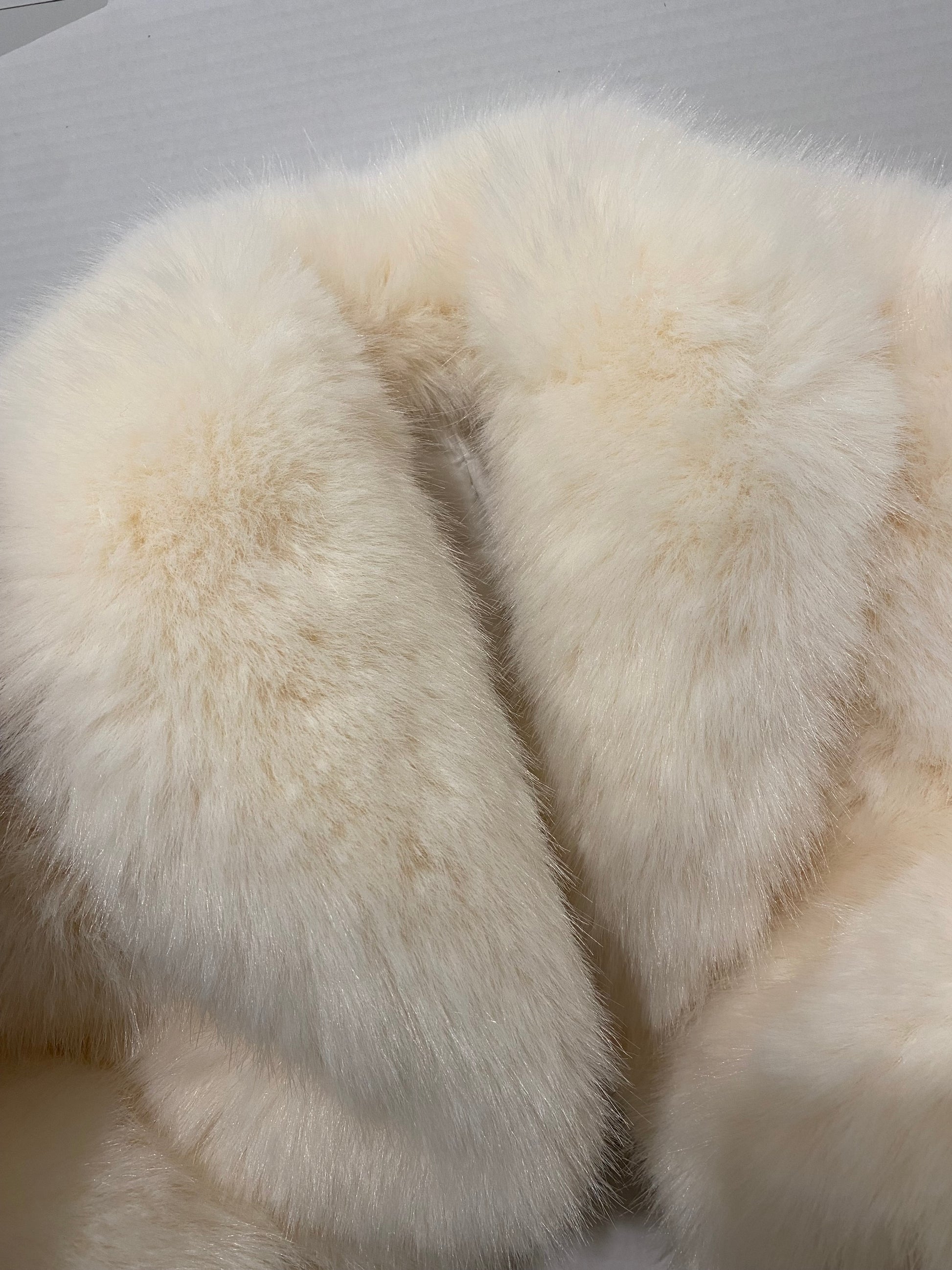 Street style mini faux fur jacket with cropped edge