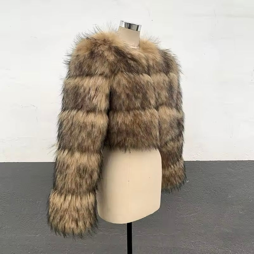Stylish cropped faux fur jacket with raccoon design and three rows