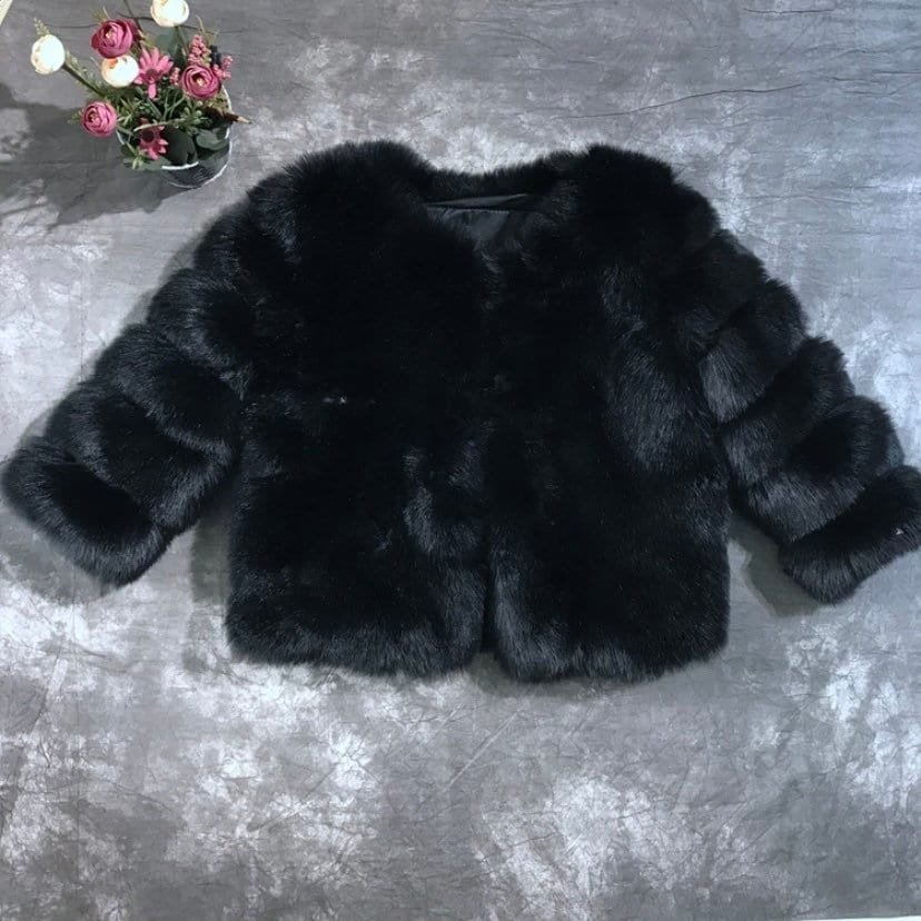 Elegant Geneva jacket with a straight front in faux fur