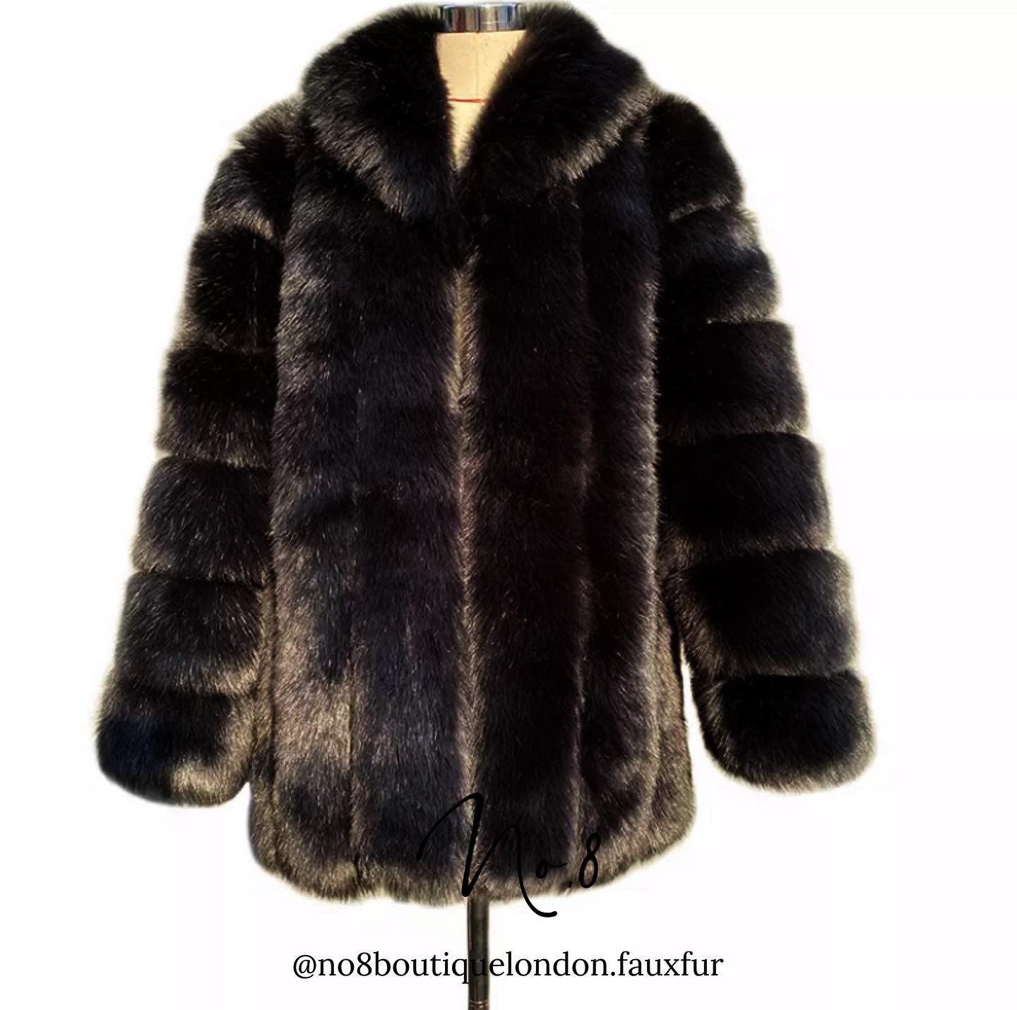 Trendy Paris coat with distinctive faux fur collar