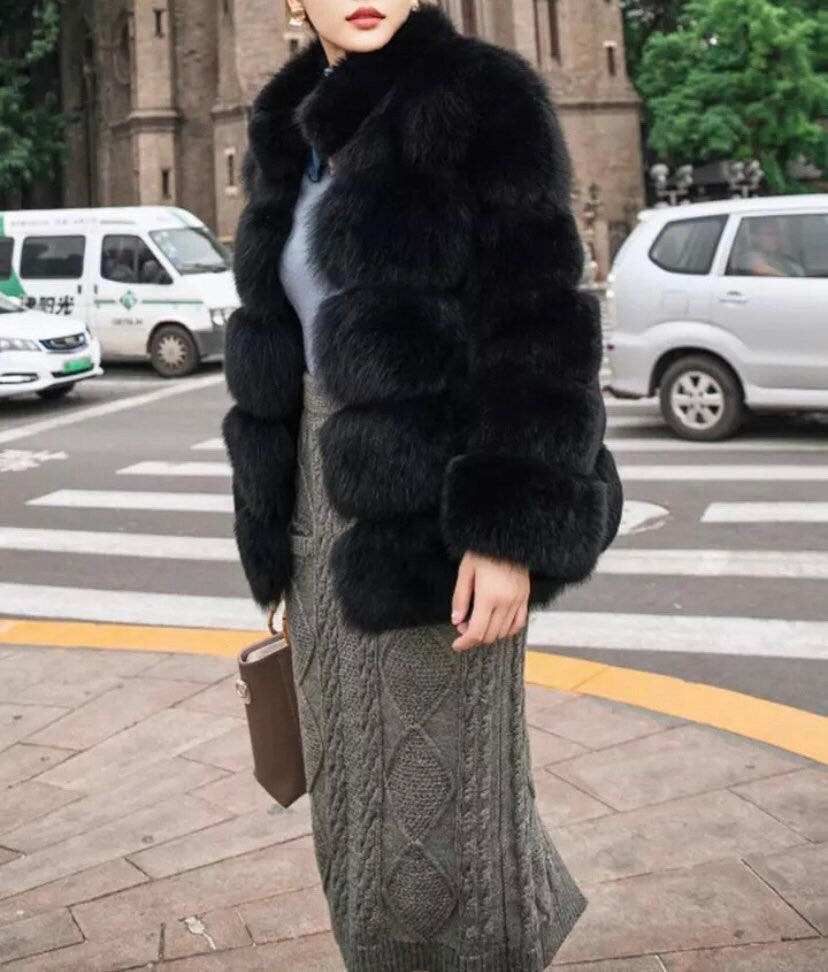 Elegant Chelsea coat with plush faux fur collar