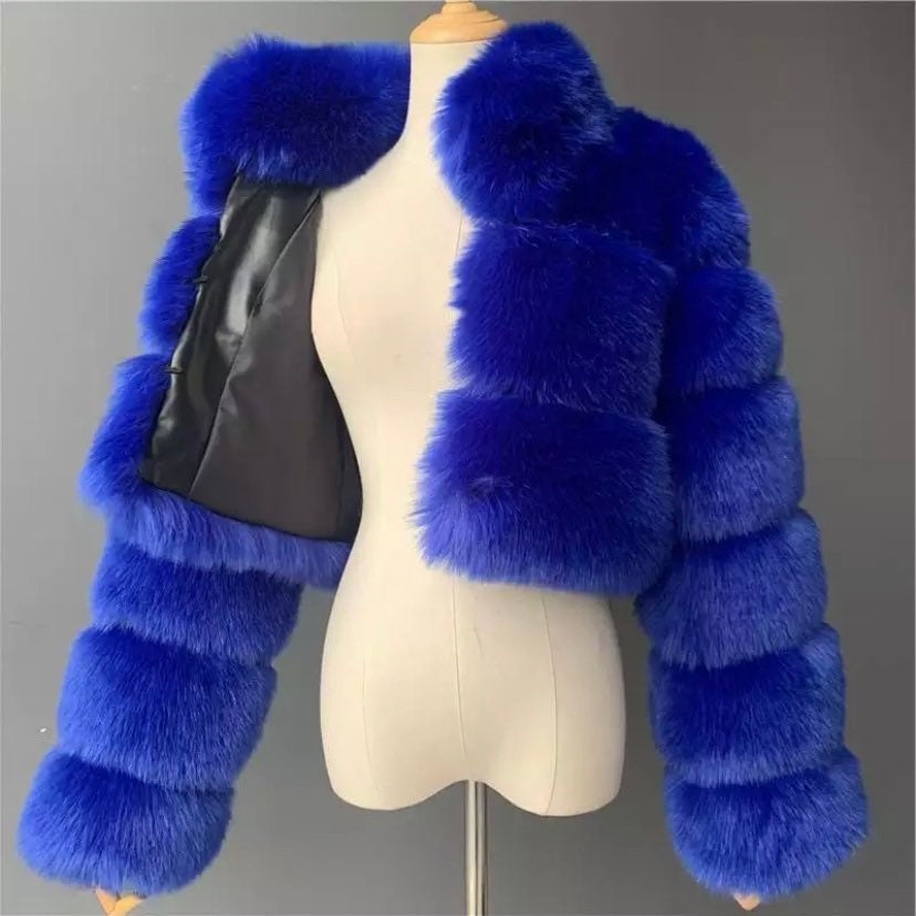 Plush Chelsea faux fur jacket with 3-row design and cropped collar