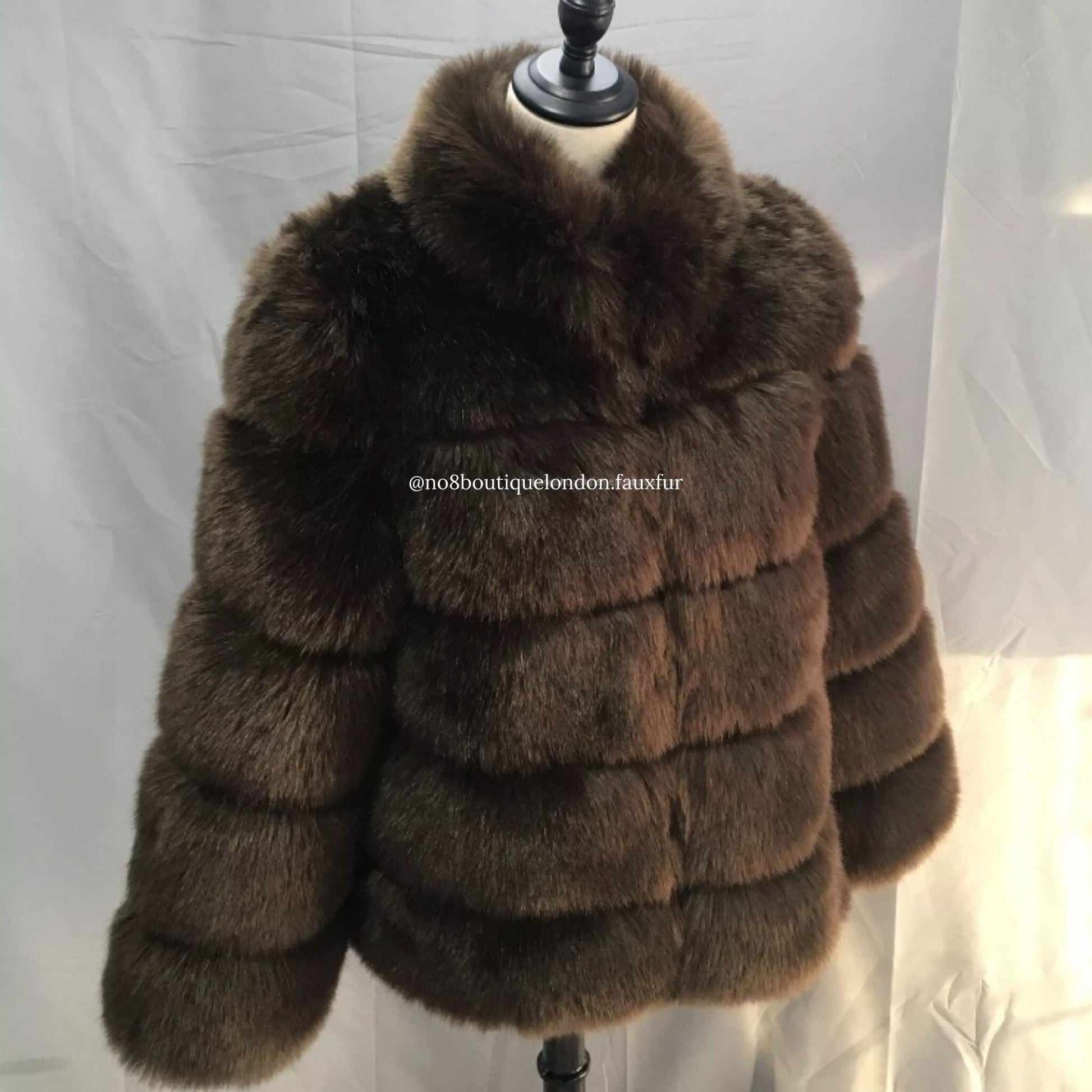 Sophisticated Chelsea coat with faux fur collar